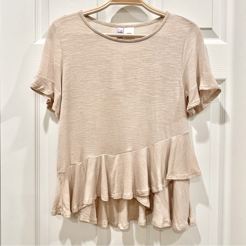 🤎 Francesca’s Beige Sand Ruffle Hem Tee Shirt T-Shirt